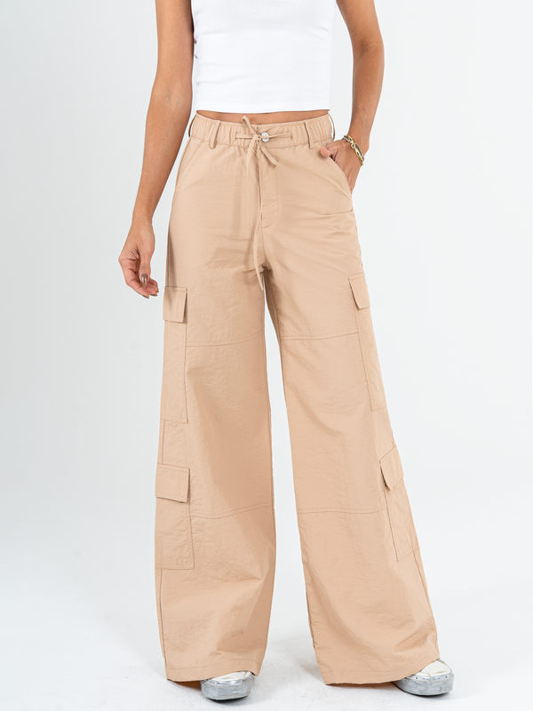 Ref: 069910 Pantalón palazzo cargo liviano, tono caqui, silueta amplia, tiro alto