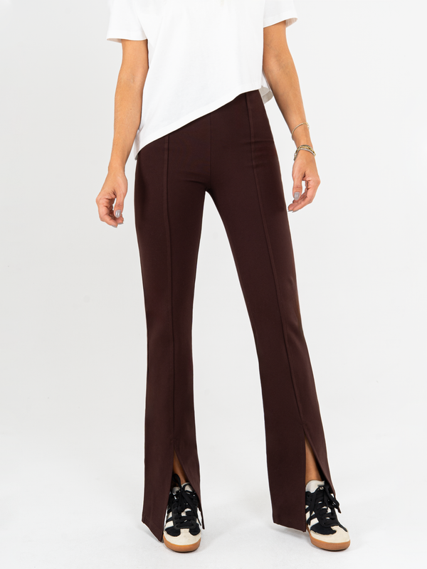 Ref: 0610376 Pantalón flare stretch, tipo legging, tiro alto, tono cafe, detalle abertura