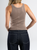Ref: 0610394 Top rib entallado de cuello redondo y manga sisa, tono camel.