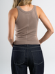 Ref: 0610394 Top rib entallado de cuello redondo y manga sisa, tono camel.