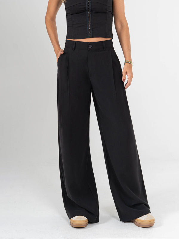 Ref: 0620010 Pantalón palazzo, con prenses, tejido plano liviano, tiro alto, tono negro.
