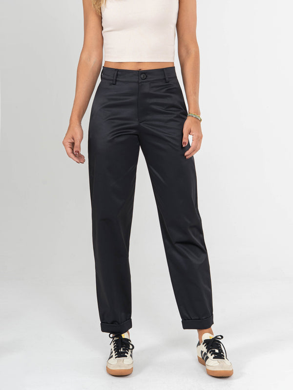 Ref: 0620024 Pantalón slouchy, sin prenses, tejido plano liviano, tiro alto, tono negro.