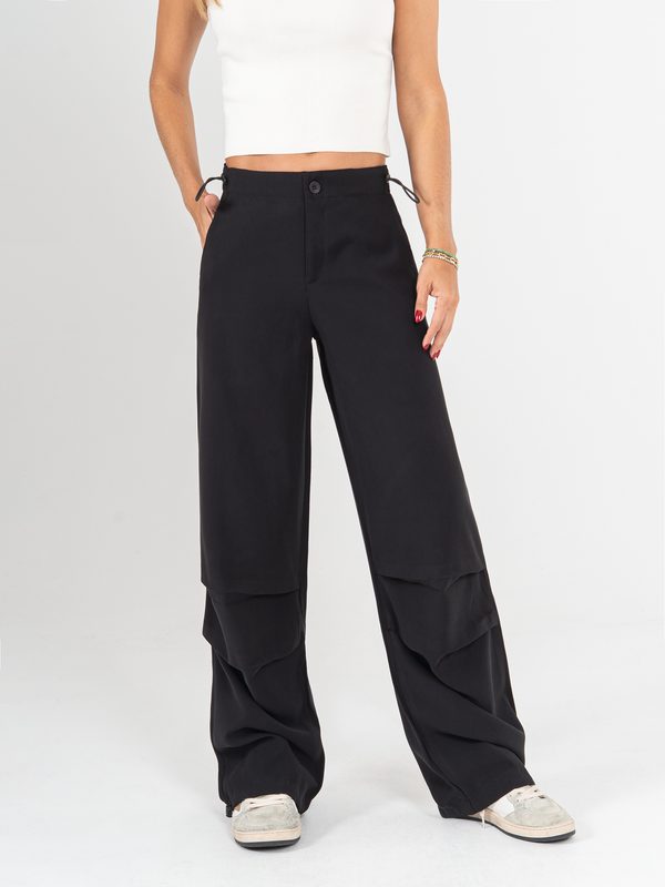 Ref: 0620029 Pantalón cargo, prense en pierna, tono negro, detalle en pretina, tejido plano liviano, tiro alto