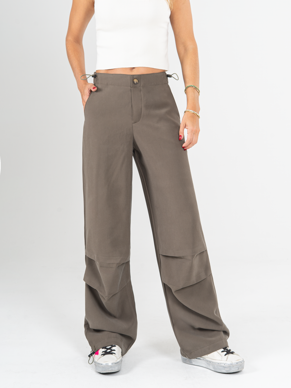Ref: 0620031 Pantalón cargo, prense en pierna, tono verde, detalle en pretina, tejido plano liviano, tiro alto