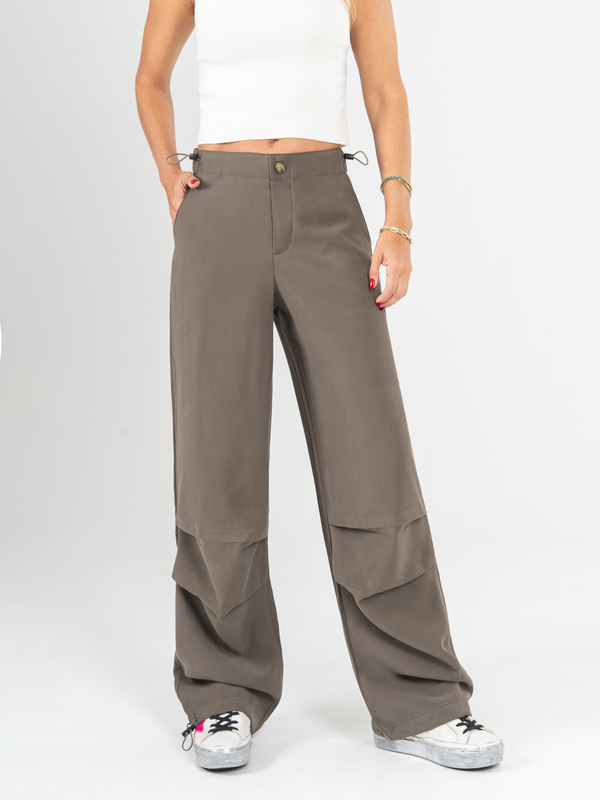 Ref: 0620031 Pantalón cargo, prense en pierna, tono verde, detalle en pretina, tejido plano liviano, tiro alto