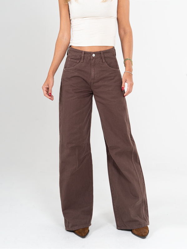 Ref: 0620061 Pantalón wide leg, rígido, tiro alto, corte en costado, tono cafe oscuro