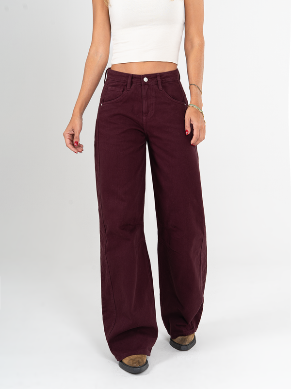 Ref: 0620062 Pantalón wide leg, rígido, tiro alto, corte en costado, tono vino tinto.