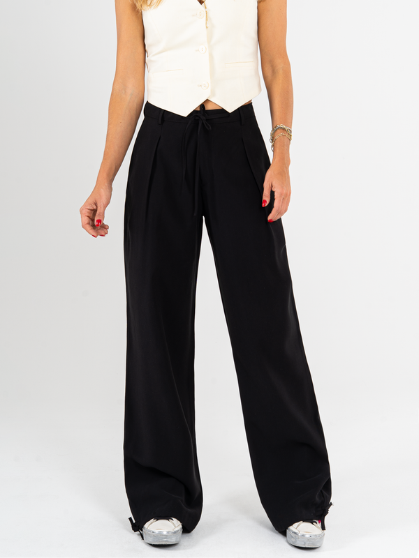 Ref: 0620064 Pantalón mom flare, prenses, tejido plano liviano, tiro alto, detalle en pretina, tono negro