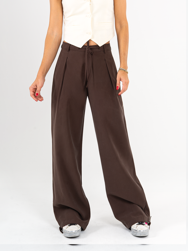Ref: 0620065 Pantalón mom flare, prenses, tejido plano liviano, tiro alto, detalle en pretina, tono cafe
