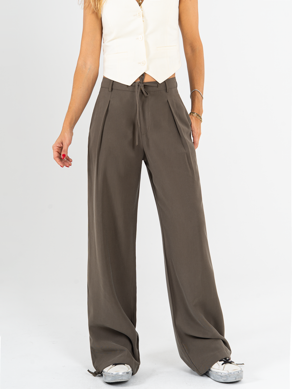 Ref: 0620066 Pantalón mom flare, prenses, tejido plano liviano, tiro alto, detalle en pretina, tono verde