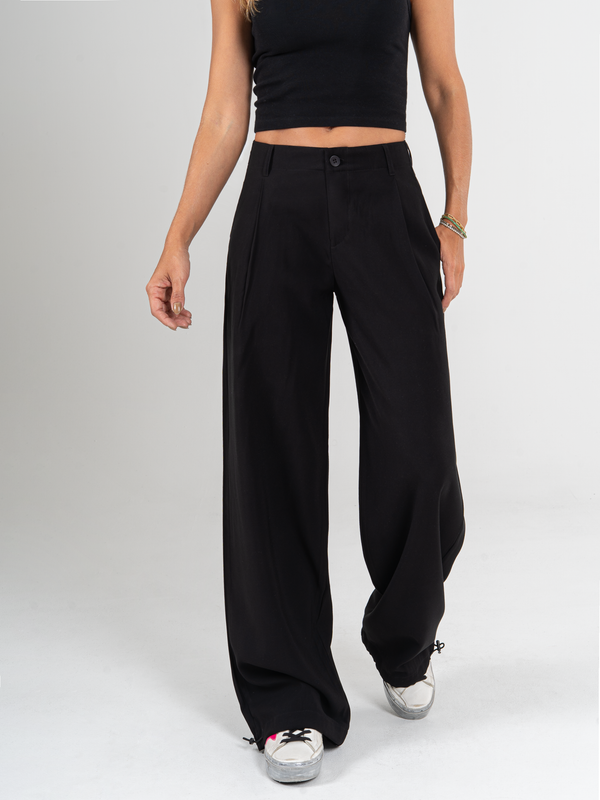 Ref: 0620113 Pantalón wide leg, tejido plano liviano, tiro alto, ajustador en bota, tono negro