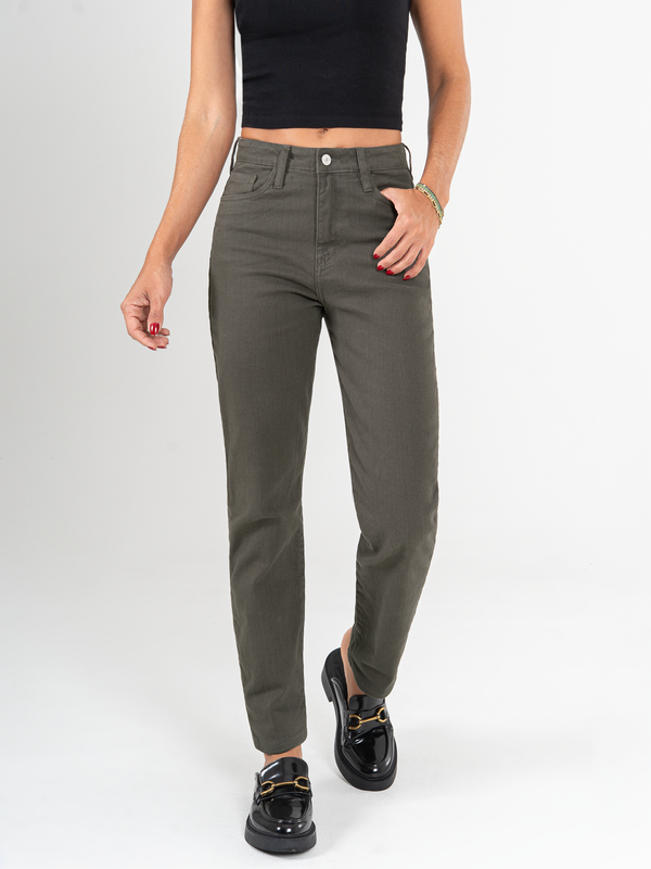 Ref: 0620146 Pantalón mom fit stretch, tiro alto, tono verde.