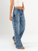 Ref: 065510 Jean mom Flare, rígido, tiro alto, detalle en costado, tono azul medio