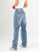 Ref: 065555 Jean barrel, stretch, tiro medio, diseño cinco bolsillos, tono azul medio claro.