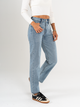 Ref: 065655 Jean Mom fit, slim cropped, rígido, tiro alto, tono azul medio claro