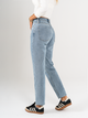 Ref: 065655 Jean Mom fit, slim cropped, rígido, tiro alto, tono azul medio claro