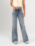 Ref: 065693 Jean mom Flare, rígido, tiro medio, detalle en costado, tono azul medio
