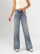 Ref: 065693 Jean mom Flare, rígido, tiro medio, detalle en costado, tono azul medio