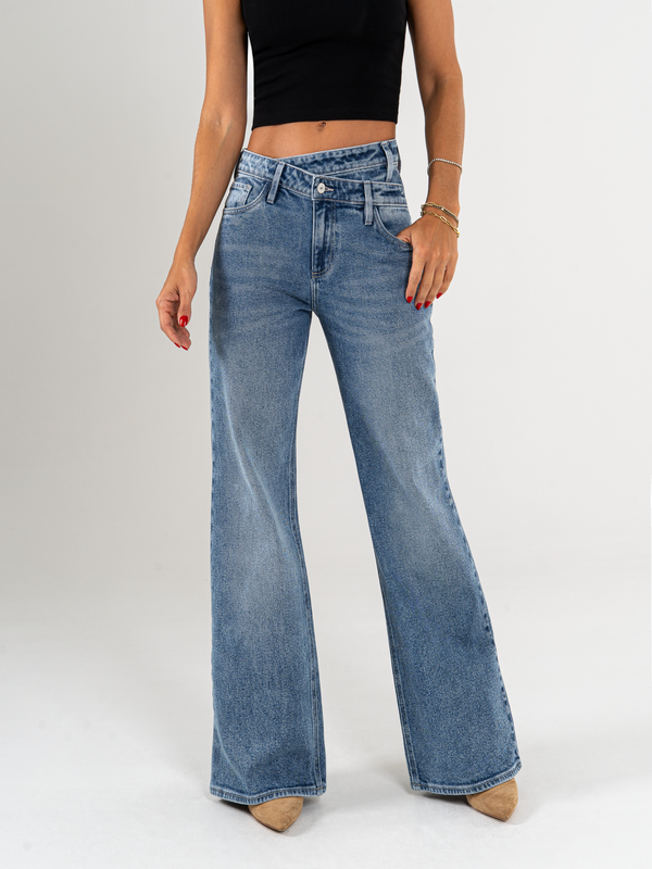 Ref: 065772 Jean Mom Flare, stretch, tiro alto, tono azul medio, detalle en pretina