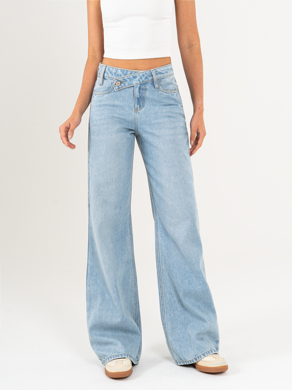Ref: 065799 Jean mom Flare, rígido, tiro medio, detalle en pretina, tono azul medio