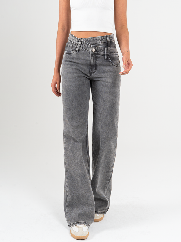 Ref: 065808 Jean mom flare, stretch, tiro alto, tono gris medio, detalle en pretina