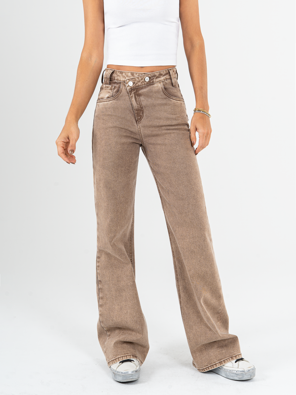 Ref: 065844 Pantalón mom Flare, stretch, tiro alto, detalle en pretina, tono cafe