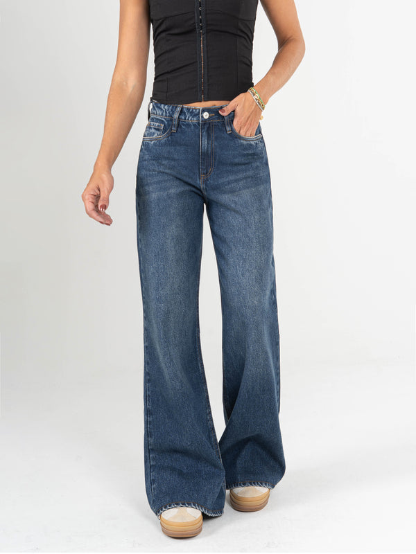 Ref: 065916 Jean Mom Flare, rígido, tiro alto, tono azul oscuro.