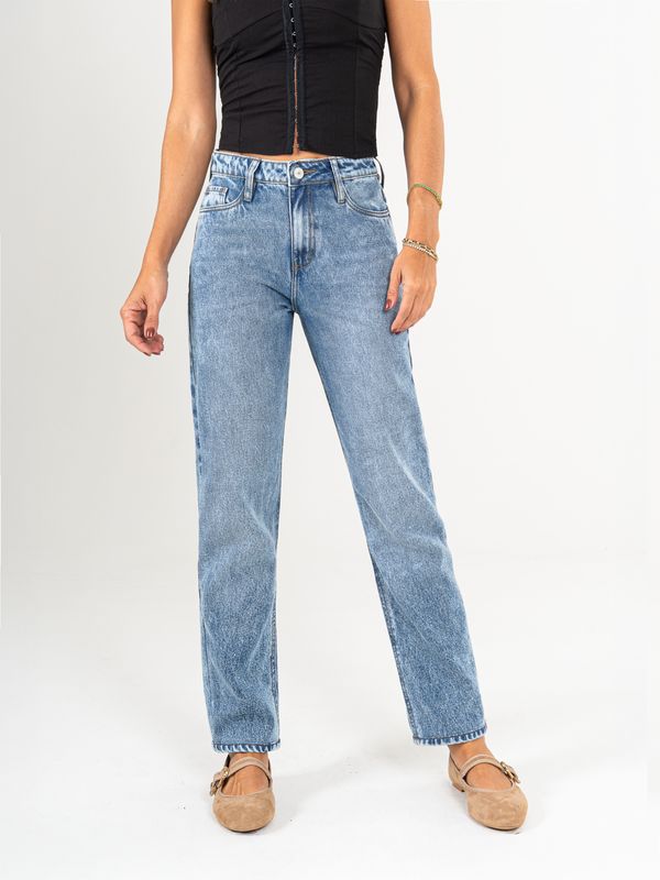 Ref: 065921 Jean Mom fit, rígido, tiro alto, tono azul medio.