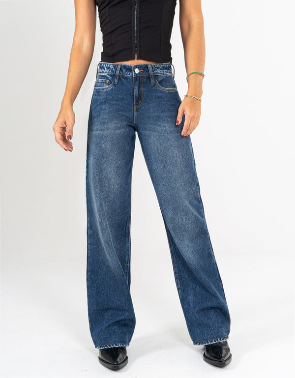 Ref: 065922 Jean straight leg, rígido, tiro alto, tono azul oscuro.