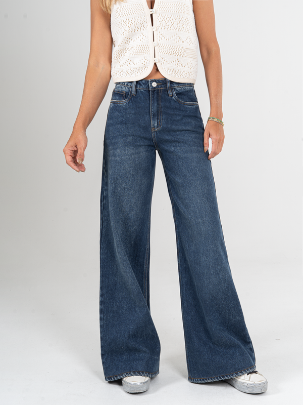 Ref: 065972 Jean palazzo, rígido, tiro alto, tono azul oscuro.