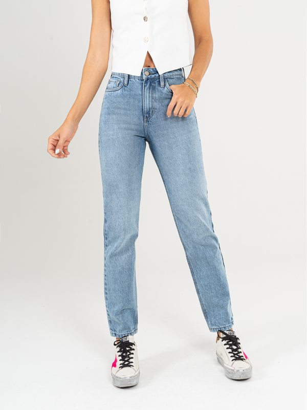 Ref: 066016 Jean Mom fit, rígido, tiro alto, tono azul claro.