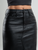 Ref: 067762  Falda efecto cuero, rígido, tono negro, diseño cinco bolsillo