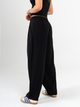 Ref: 069595 Pantalón barrel, tejido plano liviano, tiro medio, con prenses, tono negro