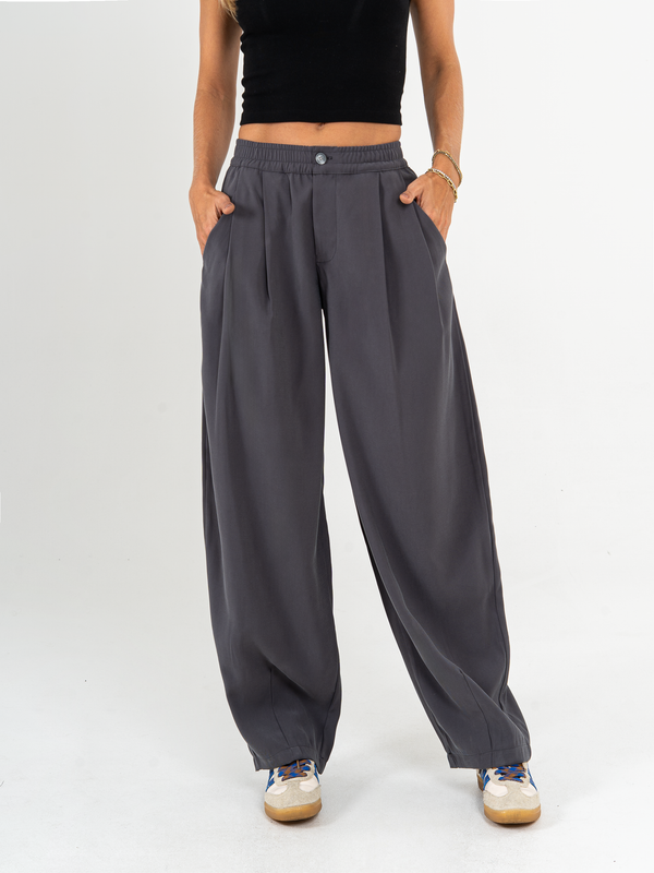 Ref: 069597 Pantalón barrel, tejido plano liviano, tiro medio, con prenses, tono gris oscuro