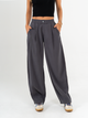 Ref: 069597 Pantalón barrel, tejido plano liviano, tiro medio, con prenses, tono gris oscuro