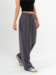 Ref: 069597 Pantalón barrel, tejido plano liviano, tiro medio, con prenses, tono gris oscuro