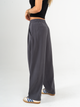 Ref: 069597 Pantalón barrel, tejido plano liviano, tiro medio, con prenses, tono gris oscuro