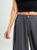 Ref: 069597 Pantalón barrel, tejido plano liviano, tiro medio, con prenses, tono gris oscuro