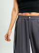 Ref: 069597 Pantalón barrel, tejido plano liviano, tiro medio, con prenses, tono gris oscuro