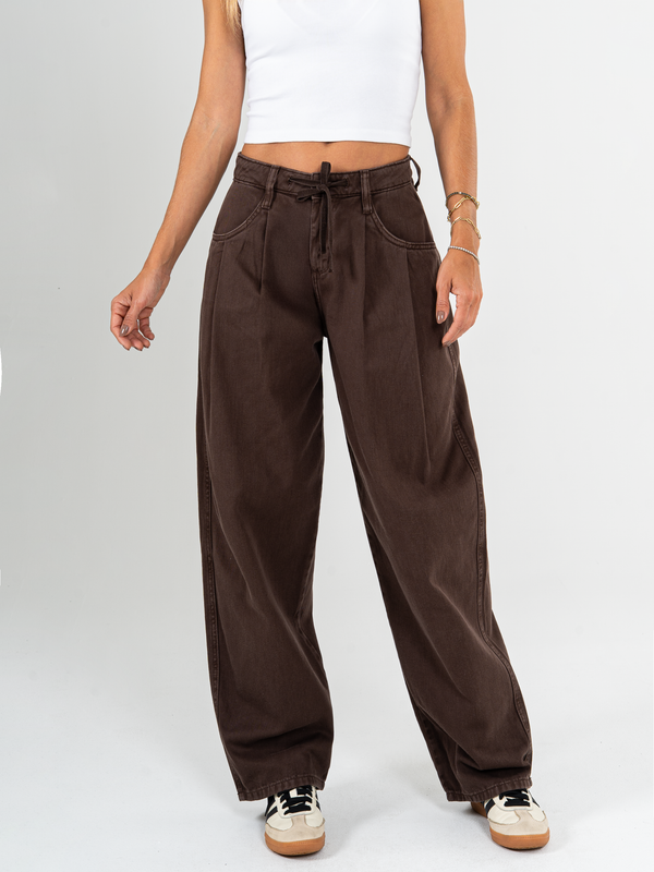 Ref: 069653 Pantalón barrel, rígido, cropped, tiro medio, diseño cinco bolsillos, tono cafe