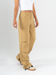 Ref: 069660 Pantalón cargo, straight leg, con cortes, pretina con resorte, tejido plano liviano, tiro alto, tono caqui