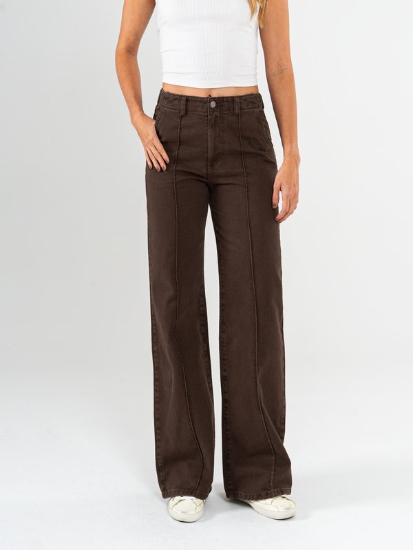 Ref: 069666 Pantalón mom flare, rígido, tiro alto, detalle en pretina, costura en pierna, tono café)
