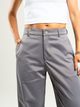 Ref: 069669 Pantalón mom flare, sin prense, tono gris, tejido plano liviano, efecto satinado, tiro alto