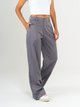 Ref: 069669 Pantalón mom flare, sin prense, tono gris, tejido plano liviano, efecto satinado, tiro alto