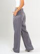 Ref: 069669 Pantalón mom flare, sin prense, tono gris, tejido plano liviano, efecto satinado, tiro alto