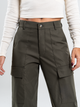Ref: 069677 Pantalón cargo, dril liviano, rígido, tiro alto, bolsillos laterales, tono verde