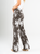 Ref: 069721 Pantalón straight leg, rígido, tiro alto, estampado, tono mocca