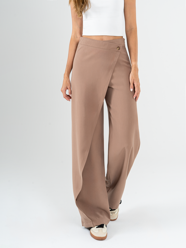 Ref: 069808 Pantalón mom flare, sobrepuesto delantero, tejido plano liviano, tiro alto, tono café
