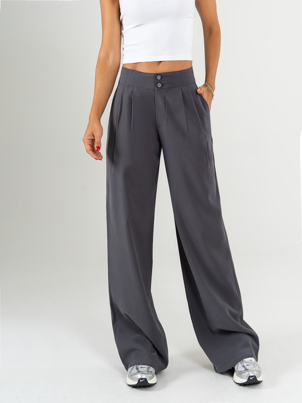 Ref: 069876 Pantalón mom flare, tejido plano liviano, prenses, tiro alto, detalle en pretina, tono gris