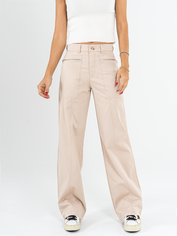 Ref: 069981 Pantalón mom flare, tejido plano liviano, detalle cierres, tono arena